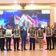 Kepala Divisi Corporate Secretary Bank Sultra, Waode Nurhuma (paling kiri) bersama perwakilan bank lain di Indonesia saat menerima penghargaan Top Bank 2025. (Dok. Bank Sultra)