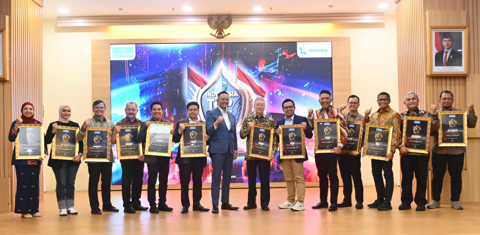 Kepala Divisi Corporate Secretary Bank Sultra, Waode Nurhuma (paling kiri) bersama perwakilan bank lain di Indonesia saat menerima penghargaan Top Bank 2025. (Dok. Bank Sultra)