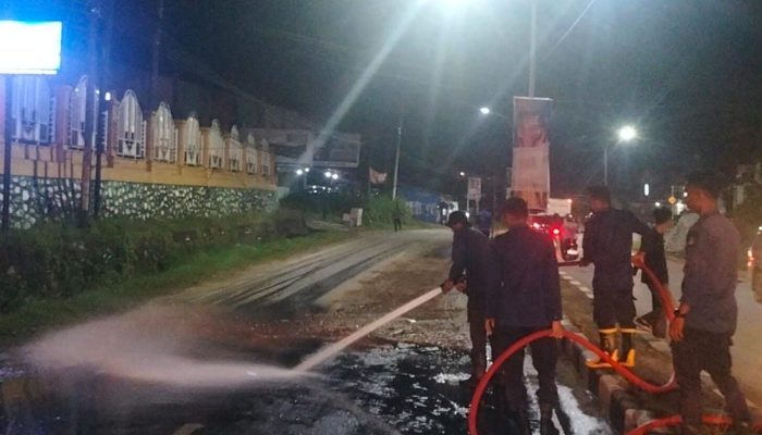 Respons Cepat Layanan 112, Damkar Pemkot Kendari Bersihkan Jalanan Licin Akibat Tumpahan Solar