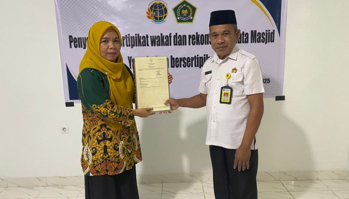 BPN Muna Menyerahkan 11 Sertipikat Tanah Wakaf Masjid ke Kemenag Kabupaten Muna