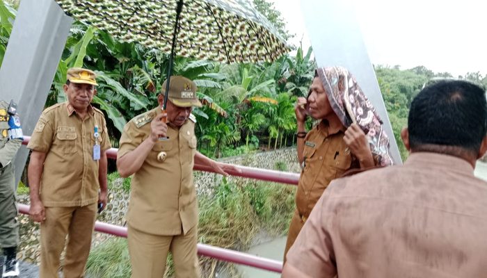 Bupati Muna Tinjau Tanggul Kali Wambona yang Longsor, Janji Bakal Diperbaiki