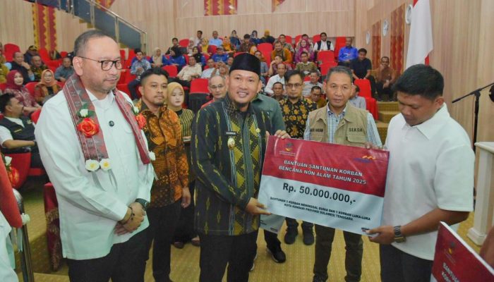 Sekjen Kemensos RI di Kendari Serahkan Bansos, Pemkot Kendari Siap Sukseskan Sekolah Rakyat