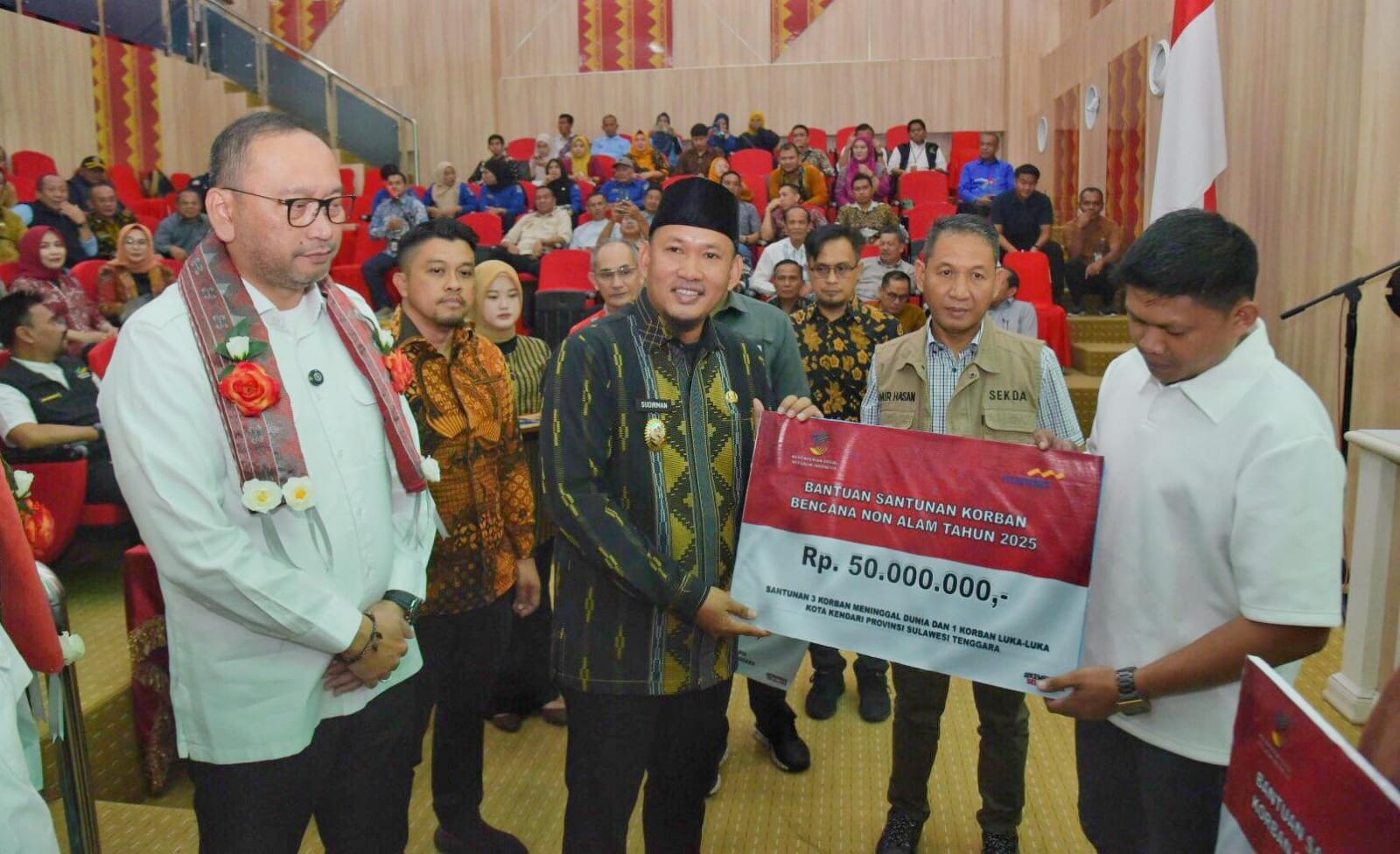 Sekretaris Jenderal (Sekjen) Kementerian Sosial (Kemensos) RI, Dr Robben Rico AMd LLAJ SH ST MSi bersama Wakil Wali Kota Kendari Sudirman menyerahkan bantuan sosial. (Foto: Ist/KR)