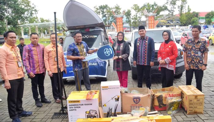 Bank Sultra Serahkan CSR Alat Kebersihan hingga Perahu Sampah ke Pemkot Kendari