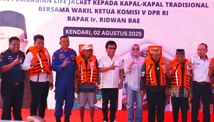 Kolaborasi Ridwan Bae, KSOP Kendari dan BPTD Sultra Bagikan Life Jaket kepada Kapal-kapal Nelayan Tradisional