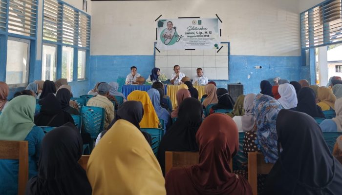 Anggota DPR RI Jaelani Serahkan Bantuan PIP kepada Siswa-siswi di Tongkuno dan Kontunaga Kabupaten Muna