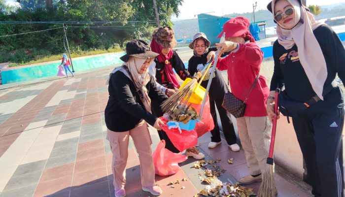 Sambut HUT RI Ke-80, Kwarcab Pramuka Kota Kendari Lakukan Aksi Bersih-bersih RTH