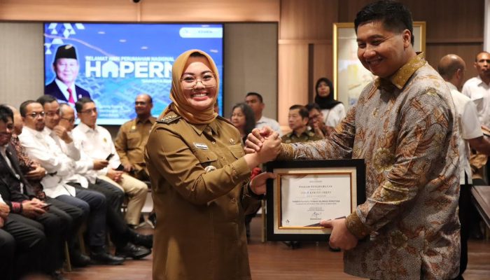 Wali Kota Kendari Terima Penghargaan Dari Menteri Perumahan dan Kawasan Pemukiman