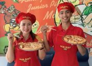 Sensasi Unik! Paparon’s Pizza Kendari Adakan Lomba Makan Pizza Pakai Sumpit Berhadiah