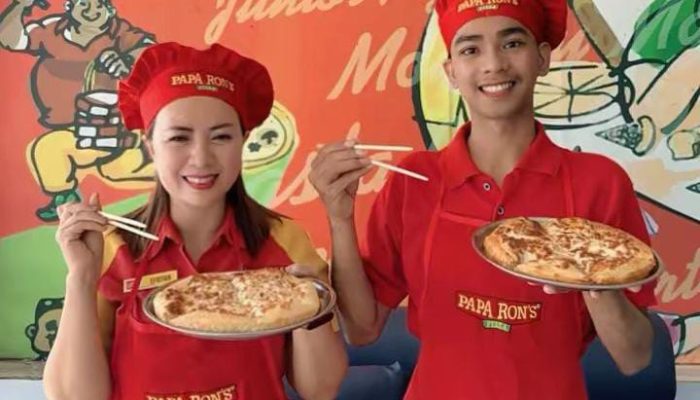 Sensasi Unik! Paparon’s Pizza Kendari Adakan Lomba Makan Pizza Pakai Sumpit Berhadiah