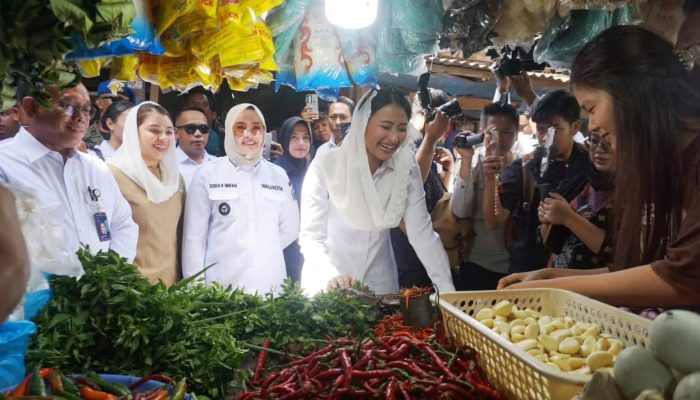 Blusukan di Pasar Baruga, Wamendag dan Wali Kota Kendari Pastikan Harga Sembako Stabil