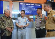 Komisaris Jasa Raharja Tinjau Pelayanan Prima Samsat Kendari, Apresiasi Kepatuhan Wajib Pajak dengan Pembagian Helm