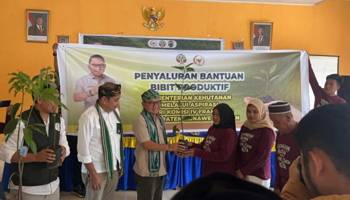 Anggota DPR RI Jaelani Serahkan Bantuan Ribuan Bibit Produktif ke Masyarakat Konsel dan Kendari