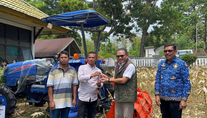 Jaelani Serahkan Bantuan Alsintan dan Maksimalkan Potensi Kampung Nelayan di Muna