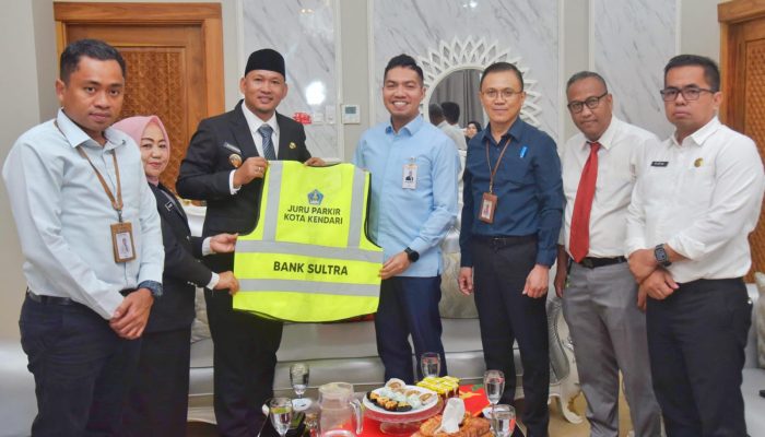 Bank Sultra Serahkan 350 Rompi Parkir untuk Juru Parkir di Kota Kendari