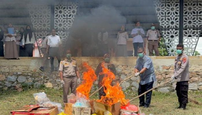 Balai Karantina Sultra Musnahkan 34 Kilogram Daging Sapi Berisiko Pembawa Penyakit