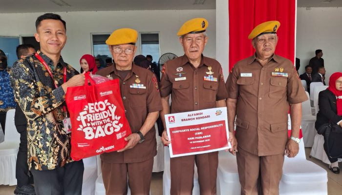 Alfamidi Kendari Salurkan Bantuan Paket Sembako untuk Veteran pada Peringatan Hari Pahlawan