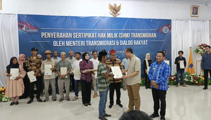 Menteri Transmigrasi Serahkan 402 Sertifikat Tanah untuk Warga Transmigrasi di Muna
