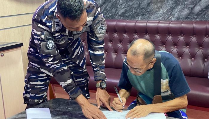Pangkalan TNI-AL Kendari Terima Penyerahan Dua Unit Kapal Tongkang Ilegal Bermuatan Ore Nikel