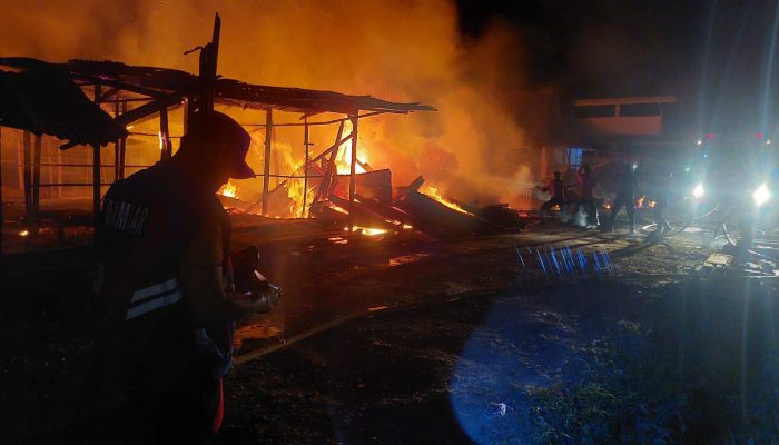 Kebakaran di Pasar Asinua Konawe Hanguskan 15 Kios, Kerugian Ditaksir Ratusan Juta