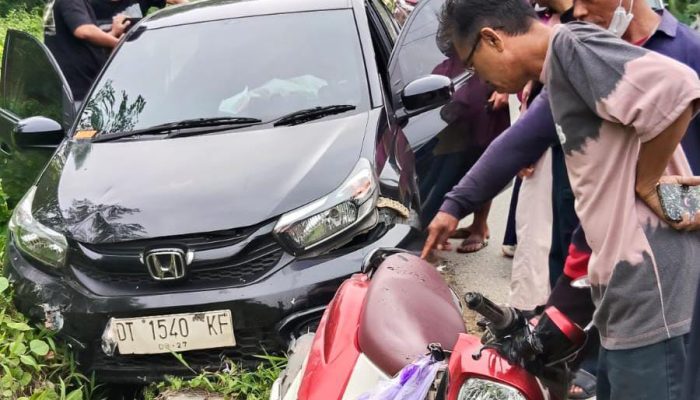 Berusaha Hindari Jalan Berlubang, Mobil di Kendari Hilang Kendali hingga Tabrak Pemotor