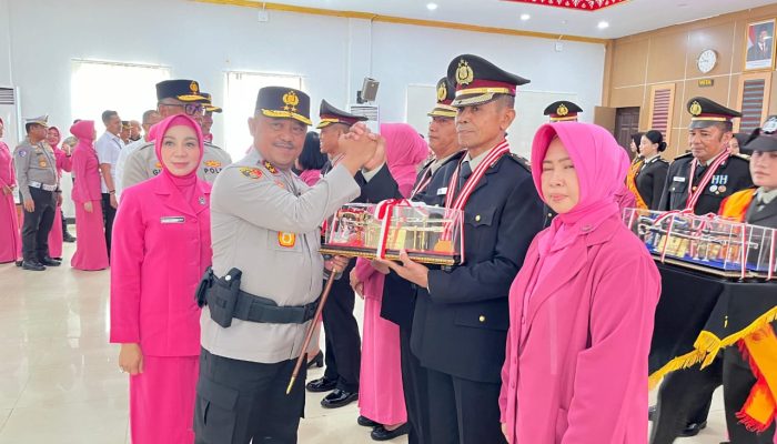 Kapolda Sultra Lepas 16 Personel Purnabakti, Minta Pengabdian di Masyarakat Tidak Berakhir