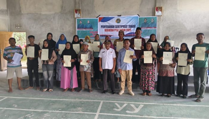 Akhir Tahun 2025, BPN Muna Bagikan 2.935 Sertipikat Kepada Masyarakat