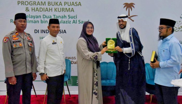 Wali Kota Kendari Terima Alquran Tinta Emas dari Raja Salman sebagai Cendera Mata