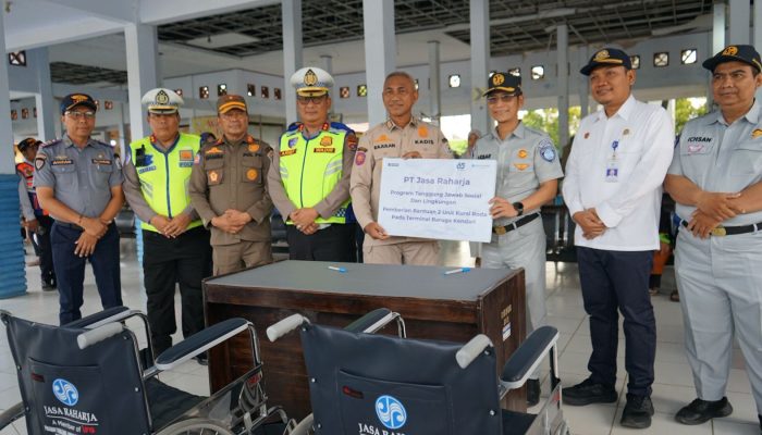 Jasa Raharja Serahkan Bantuan 2 Unit Kursi Roda untuk Terminal Tipe B Baruga Kendari