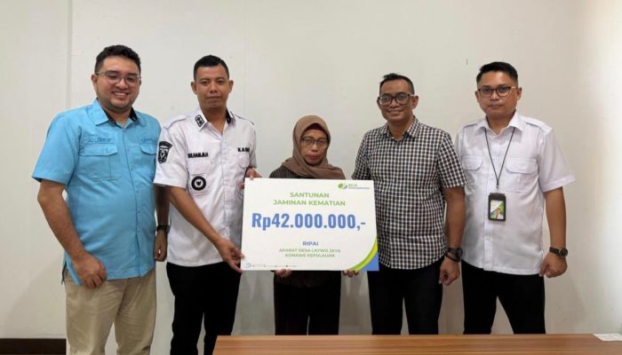 Ahli Waris Aparat Desa Laywo Jaya Terima Santunan Kematian BPJS Ketenagakerjaan Rp42 Juta