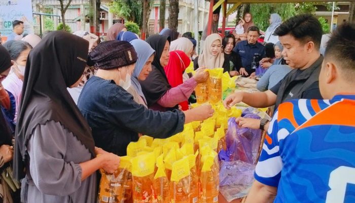 Kadin Sultra Gelar Gerakan Pangan Murah di Pomalaa, Ribuan Warga Serbu Sembako Bersubsidi