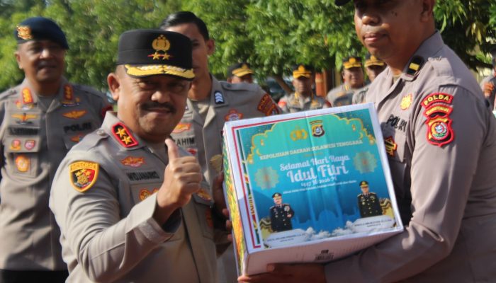 Kapolda Sultra Serahkan Bingkisan Lebaran kepada Purnawirawan, Tokoh Masyarakat dan Mitra Polri