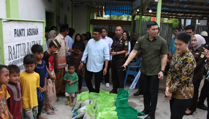 Kejari Muna Bersama IAD Memberikan Bantuan Sembako dan Bedah Panti Asuhan Baitul Rahman