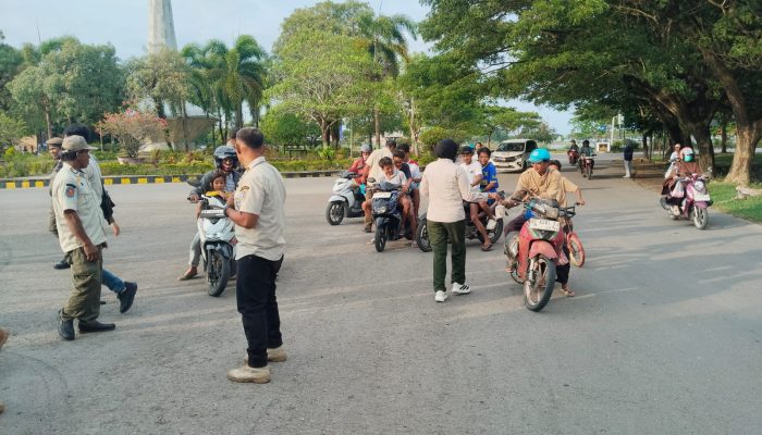 Satpol PP Muna Berbagi Takjil di Wilayah Tugu Jati Kota Raha