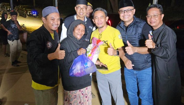 POC Sultra Gelar Sahur On The Road, Bagikan 230 Paket Sembako untuk Warga di TPA Punggolaka dan Bungkutoko
