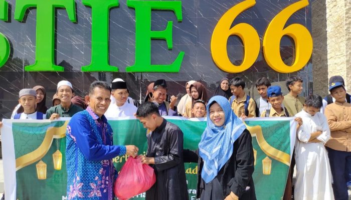 PHBI Masjid H. Saeka Latiho Distribusikan 164 Paket Sembako bagi Masyarakat Tidak Mampu di Sekitar STIE Enam Enam Kendari