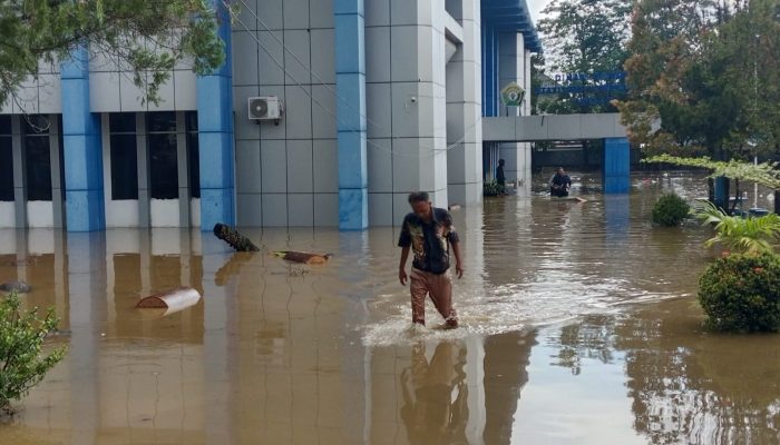 Diguyur Hujan Deras, Kantor Dinas Kominfo Sultra Terendam Banjir Setinggi Paha