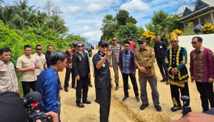 Kado HUT Ke-23 Konsel, Gubernur Sultra Teken Pembangunan Jalan Lalembuu