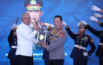 Kapolri Terima Tanda Kehormatan Adhi Bhakti Senapati, Jadi Motivasi Perkuat Sinergi Keamanan Siber