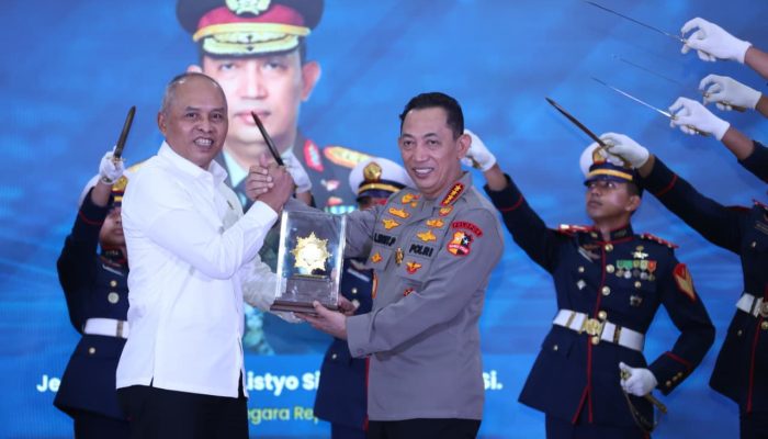 Kapolri Terima Tanda Kehormatan Adhi Bhakti Senapati, Jadi Motivasi Perkuat Sinergi Keamanan Siber