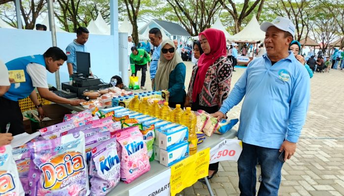 Gerakan Pangan Murah Semarak HUT Kendari dan UCLG ASPAC di Pantai Nambo Diserbu Warga