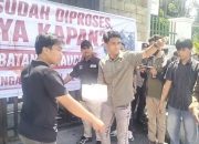 Gerakan Koalisi Mahasiswa Lepas Tikus dan Potong Ayam di Kejati Sultra, Soroti Kejanggalan Hukum Kasus Korupsi Jembatan Cirauci