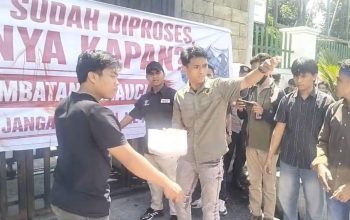 Gerakan Koalisi Mahasiswa Lepas Tikus dan Potong Ayam di Kejati Sultra, Soroti Kejanggalan Hukum Kasus Korupsi Jembatan Cirauci
