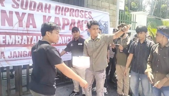 Gerakan Koalisi Mahasiswa Lepas Tikus dan Potong Ayam di Kejati Sultra, Soroti Kejanggalan Hukum Kasus Korupsi Jembatan Cirauci