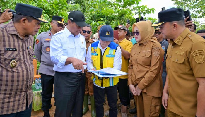 Mentan Amran Tinjau Banjir di Sultra, Salurkan Bantuan Rp10 Miliar untuk Pertanian dan Korban Terdampak