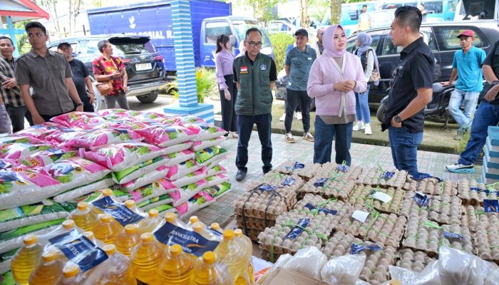 Bank Sultra Salurkan 300 Paket Sembako ke Pemkot untuk Korban Banjir di Kendari