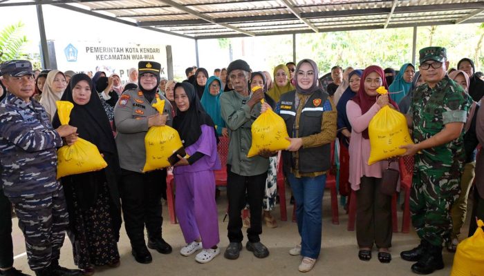 Wali Kota Kendari Salurkan 11,434 Ton Beras dan Minyak Goreng CPP untuk Korban Banjir
