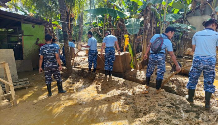 Prajurit Lanud Haluoleo Turun Tangan Bantu Korban Banjir di Kendari, Wujud Pengabdian Tanpa Batas