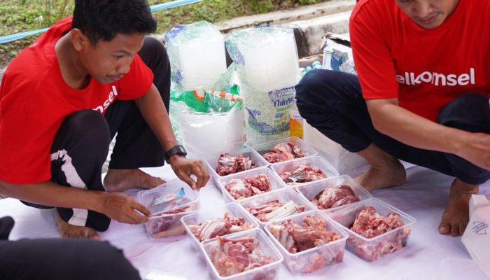 Telkomsel Berbagi Manfaat dan Beri Dampak Sosial Nyata Lewat Pembagian Hewan Kurban