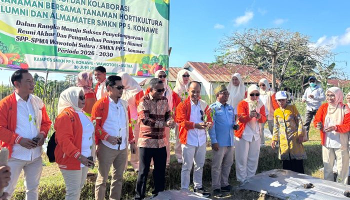 IKA Alumni SPP-SPMA Wawotobi Sultra Sinergi dengan Siswa Tanam Ribuan Bibit Cabe di Lingkungan Sekolah